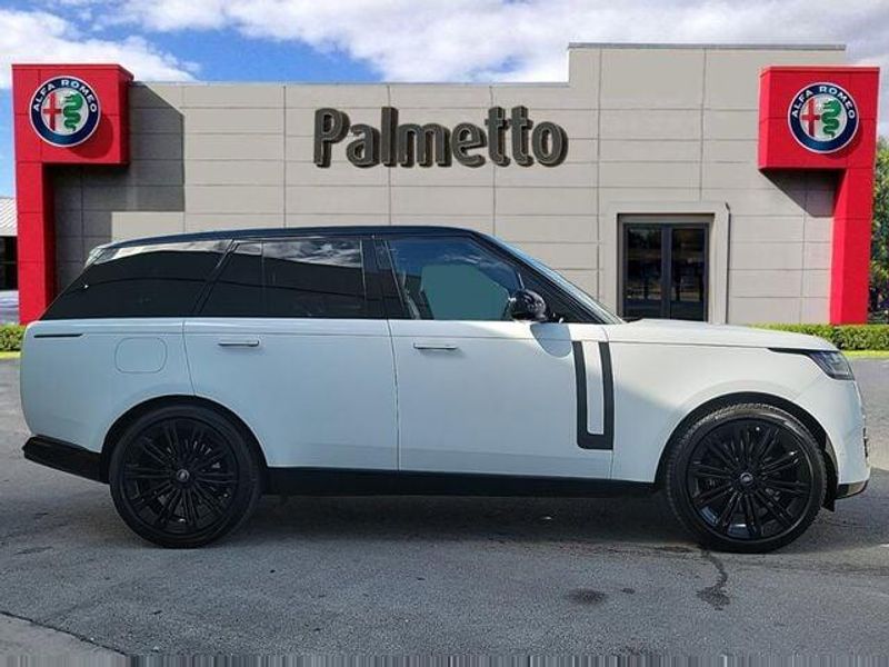 2023 Land Rover Range Rover SE photo 3