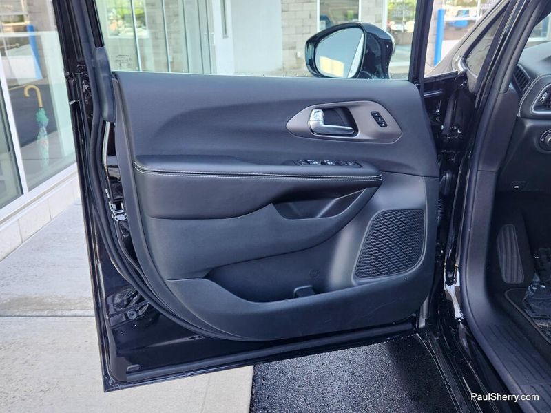 New 2027 Chrysler Pacifica Select