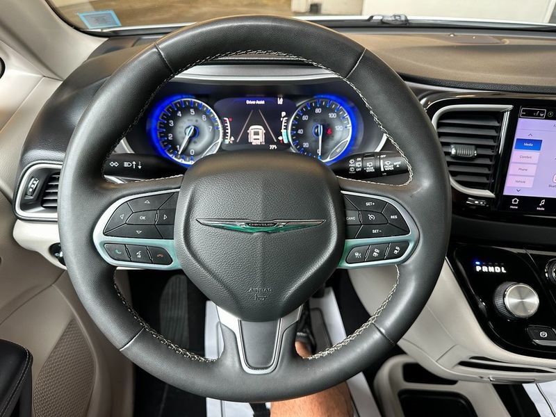 2022 Chrysler Pacifica Touring LImage 2