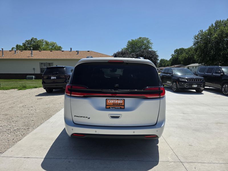 Used 2023 Chrysler Pacifica Touring LImage 6