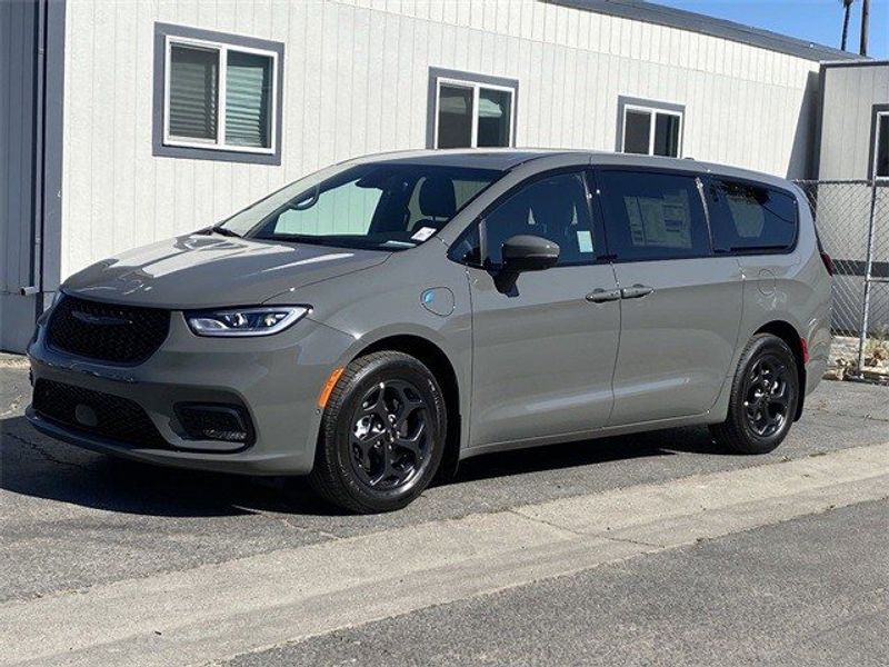 2023 Chrysler Pacifica Plug-in Hybrid Touring LImage 6
