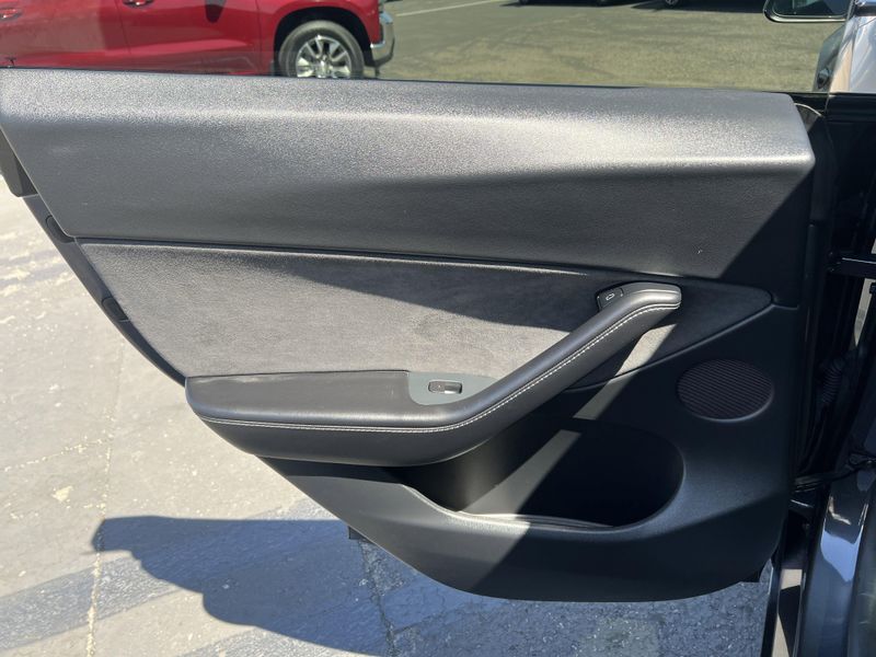 2021 Tesla Model Y Long RangeImage 17