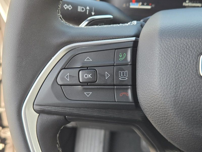 Used 2025 Jeep Grand Cherokee Laredo X 4x2