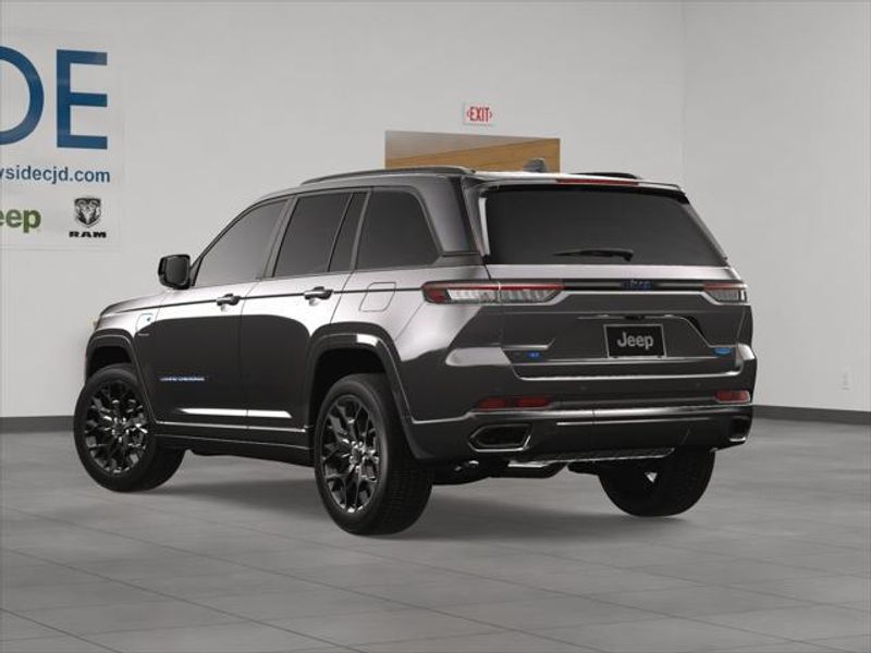 2023 Jeep Cherokee Summit Reserve photo 4