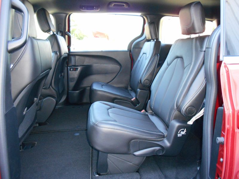 New 2025 Chrysler Voyager LxImage 7