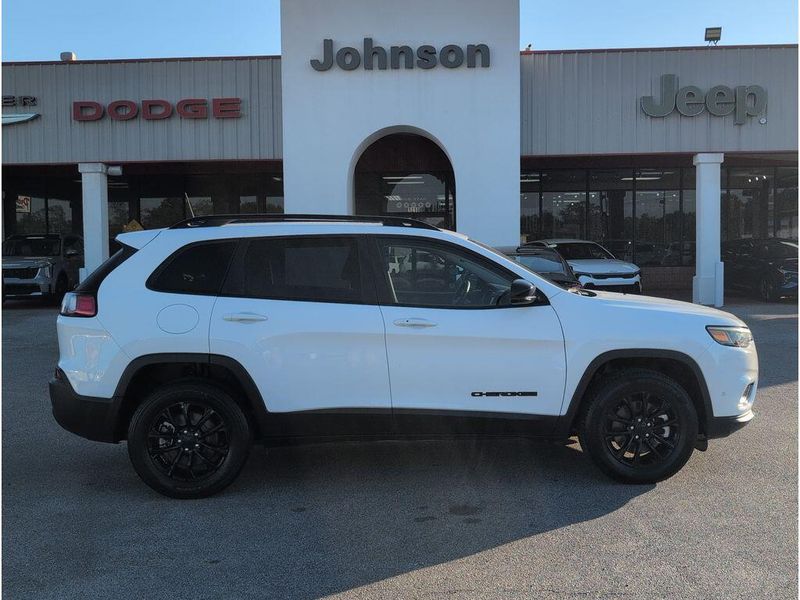 Used 2023 Jeep Cherokee Altitude LuxImage 6
