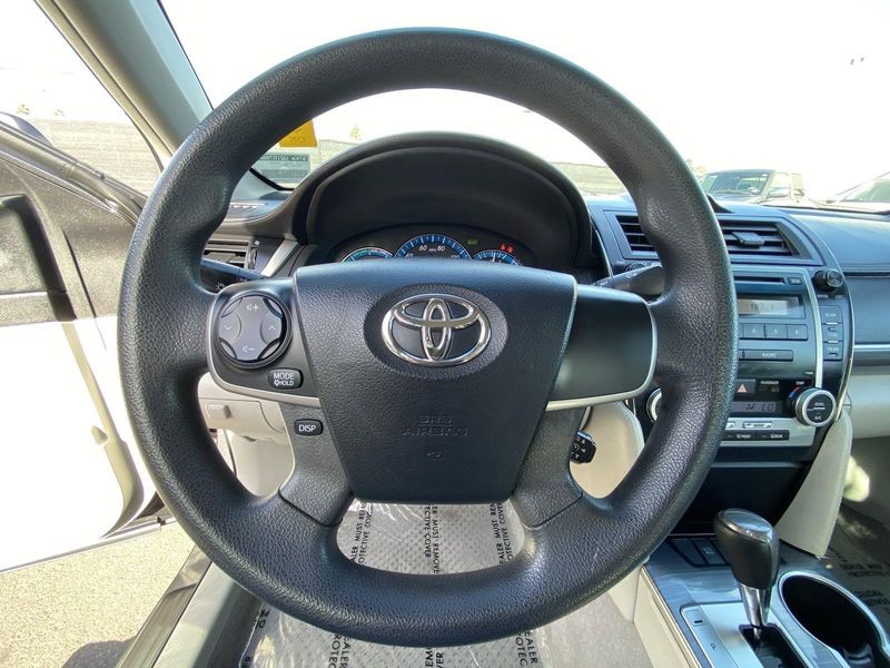 2012 Toyota Camry Hybrid LEImage 24