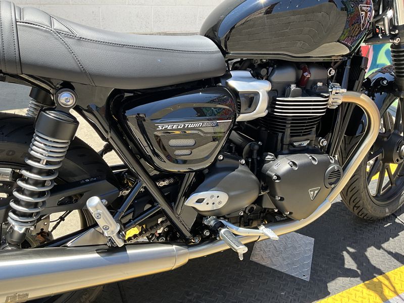 2024 Triumph SPEED TWIN 900 in a JET BLACK exterior color. BMW Motorcycles of Modesto 209-524-2955 bmwmotorcyclesofmodesto.com 