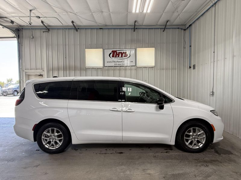 Used 2024 Chrysler Pacifica Touring LImage 2
