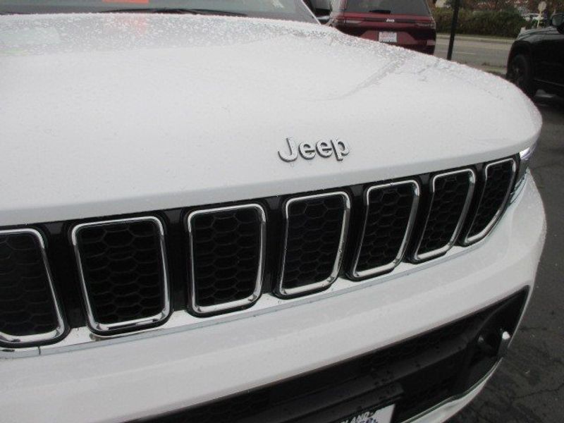 2022 Jeep Grand Cherokee L Overland in a WHITE exterior color and BLACKinterior. Oak Harbor Motors Inc. 360-323-6434 ohmotors.com 