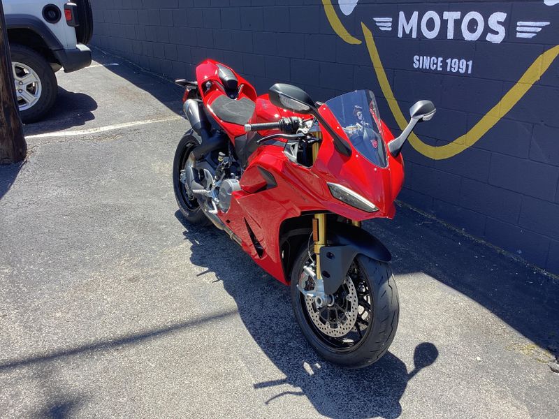 New 2027 Ducati PANIGALE V2S 