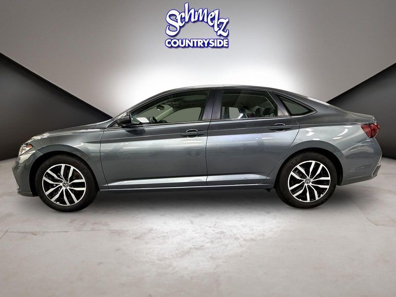 Used 2025 Volkswagen Jetta SE w/SunroofImage 4