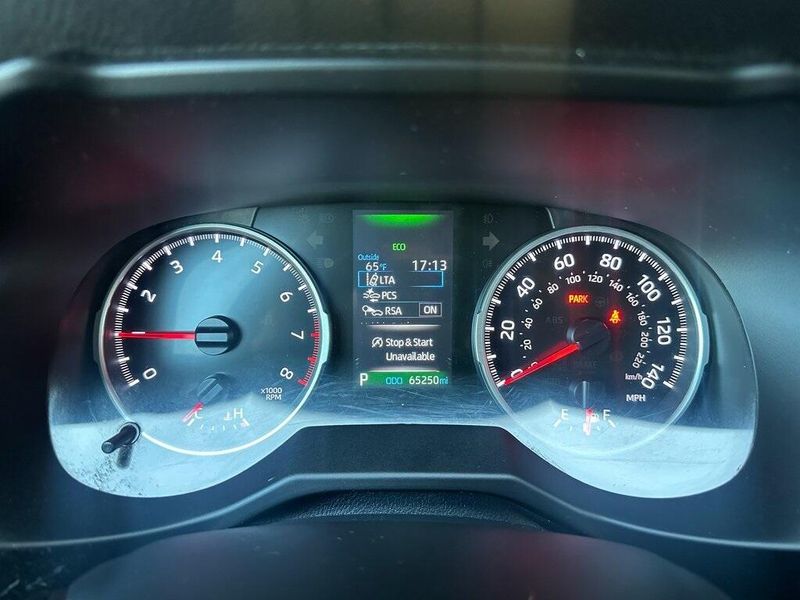 2022 Toyota RAV4 LE photo 24