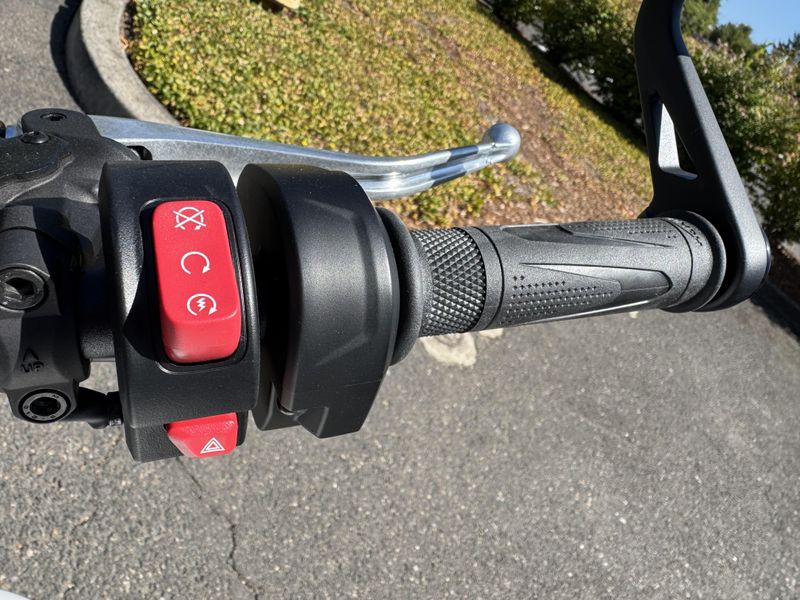 2025 Triumph Speed Twin 1200 - CRYSTAL WHITE - SAPPHIRE BLACK