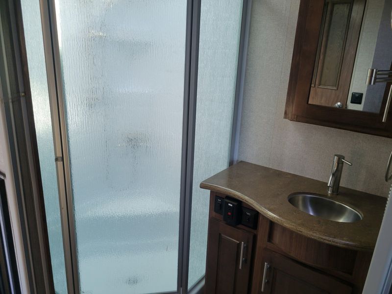 Used 2022 ARCTIC FOX 29-5K Image 18