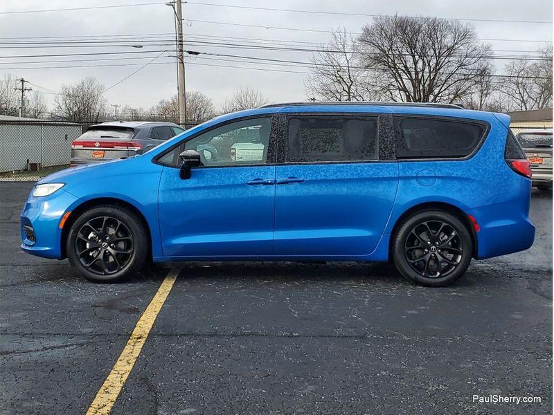 New 2026 Chrysler Pacifica Select