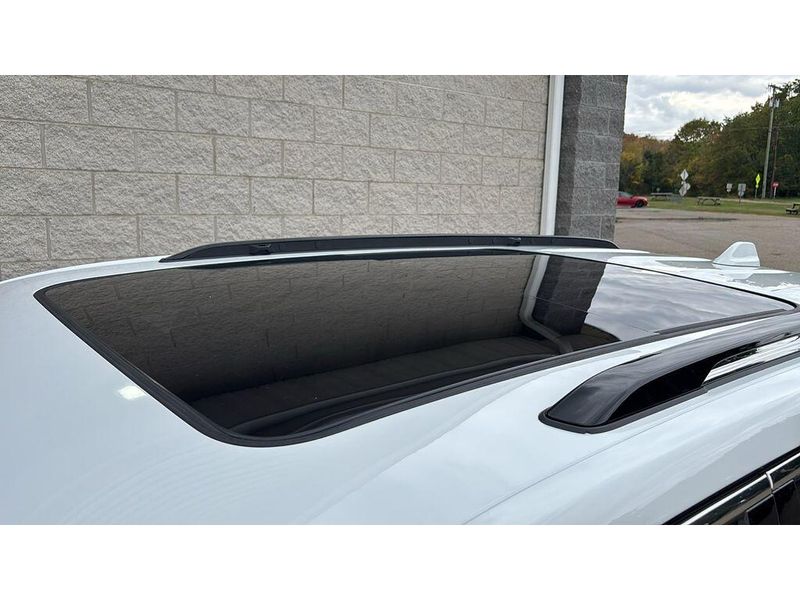 Used 2022 Jeep Grand Cherokee OverlandImage 5