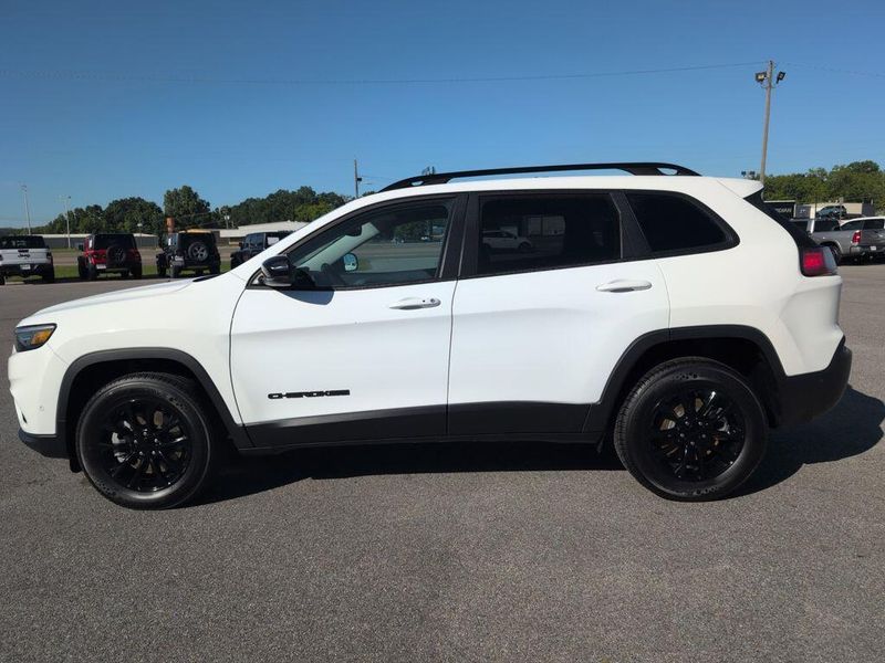 2023 Jeep Cherokee Altitude LuxImage 2