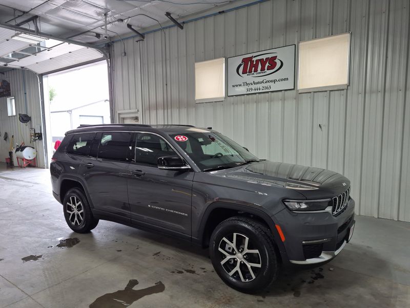 2025 Jeep Grand Cherokee L Limited 4x4Image 3
