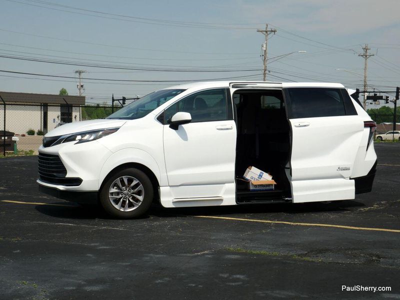 2022 Toyota Sienna Hybrid LEImage 57