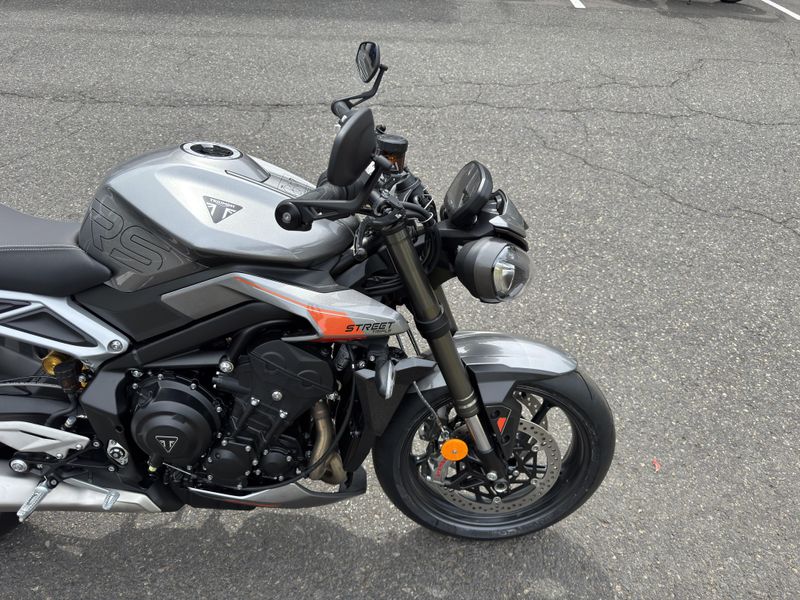 2025 Triumph Street Triple 765 RS - SILVER ICE 