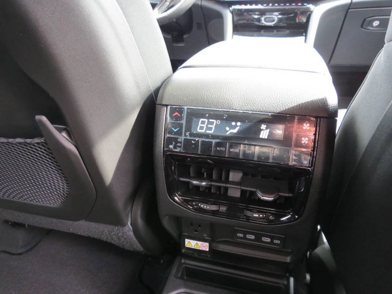 New 2026 Jeep Grand Cherokee L Limited 4x4Image 13