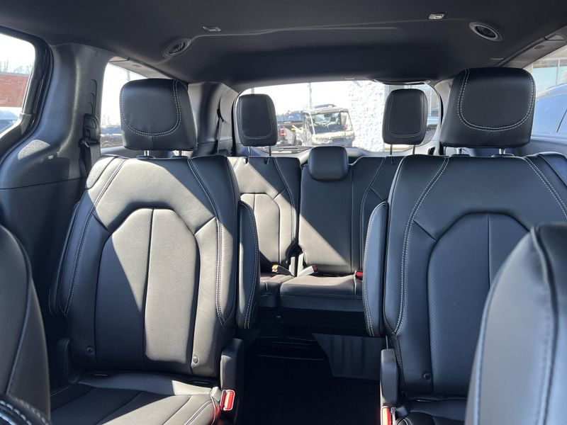 New 2026 Chrysler Pacifica SelectImage 17