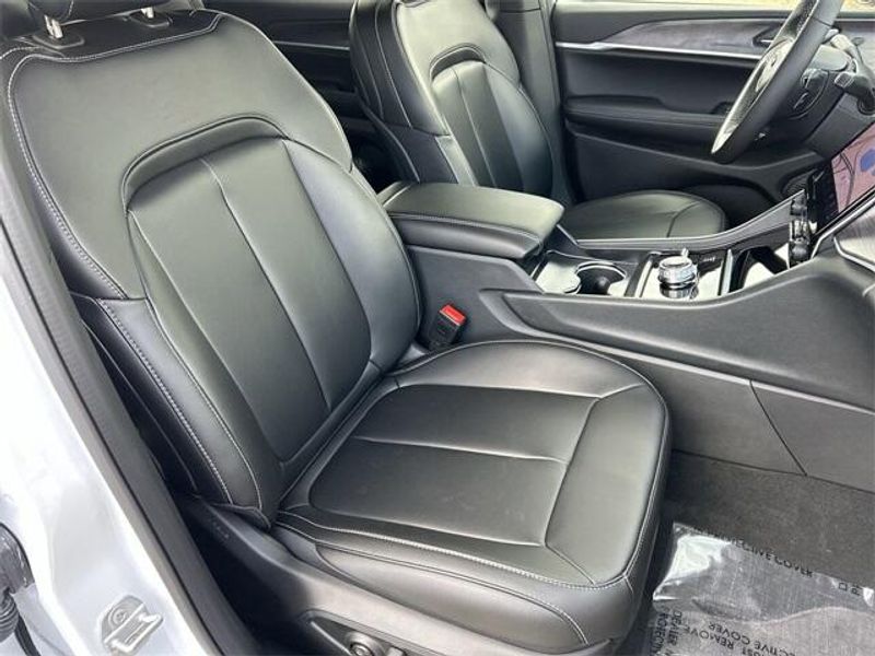 New 2025 Jeep Grand Cherokee L Limited 4x4Image 11