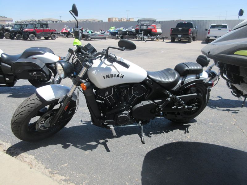 USED 2024 INDIAN MOTORCYCLE SCOUT BOBBER SIXTY ABS GHST WHT MTLC CAL Image 4