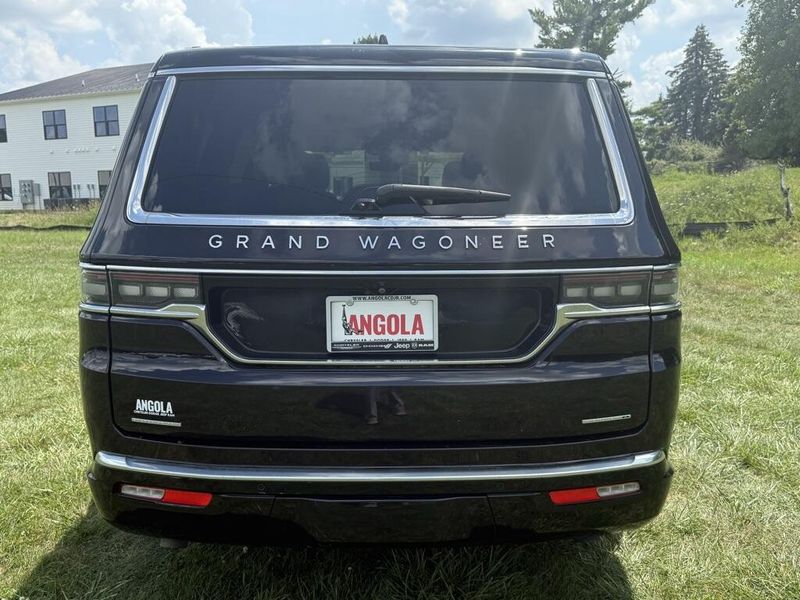 2023 Jeep Grand Wagoneer II photo 4
