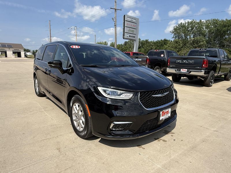 Used 2025 Chrysler Pacifica SelectImage 32