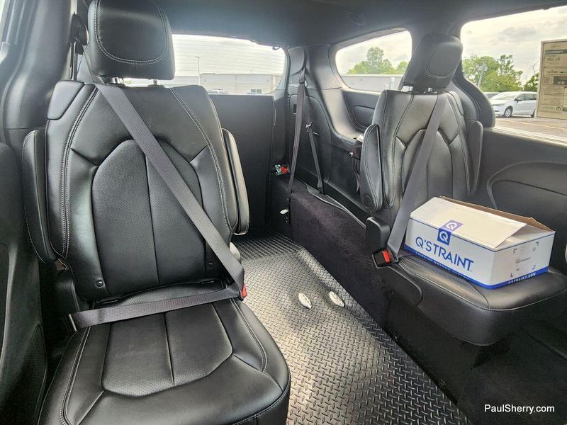 New 2025 Chrysler Voyager LXImage 4