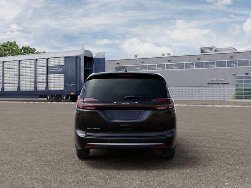 New 2027 Chrysler Pacifica SelectImage 7