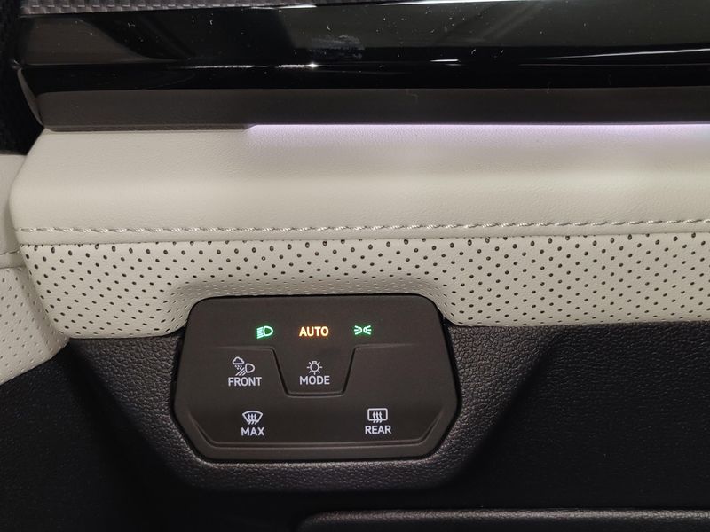 Used 2025 Volkswagen Atlas Cross Sport SEL Premium R-Line w/Sunroof/NavImage 31