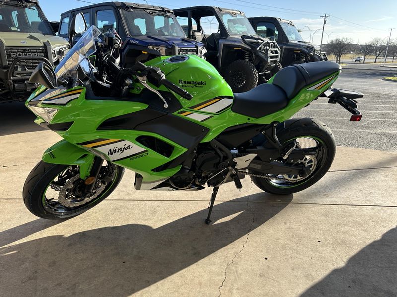 2025 Kawasaki NINJA 650 KRT EDITION ABS LIME GREEN AND EBONY AND PEARL BLIZZARD WHITEImage 6