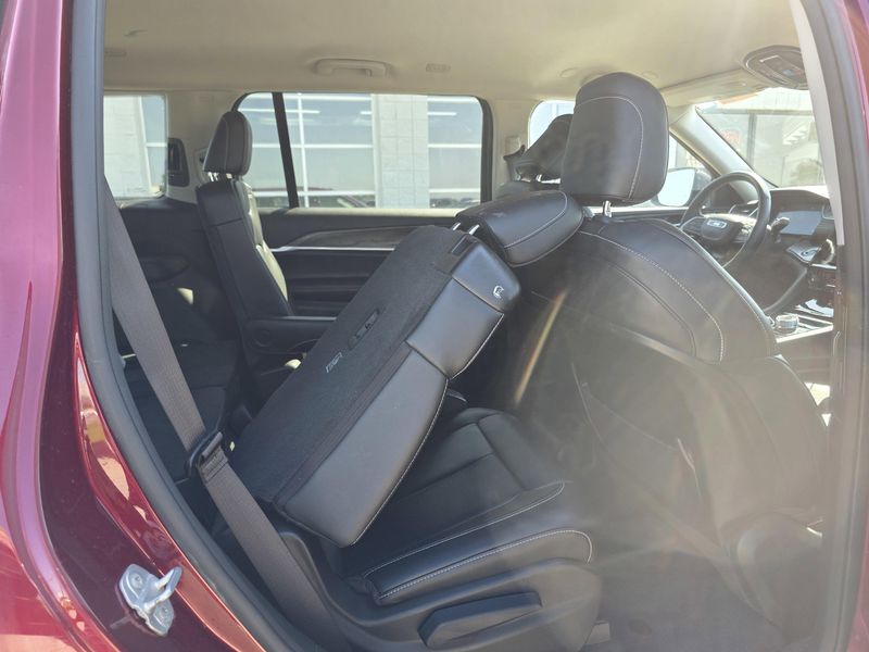 Used 2022 Jeep Grand Cherokee L LimitedImage 18