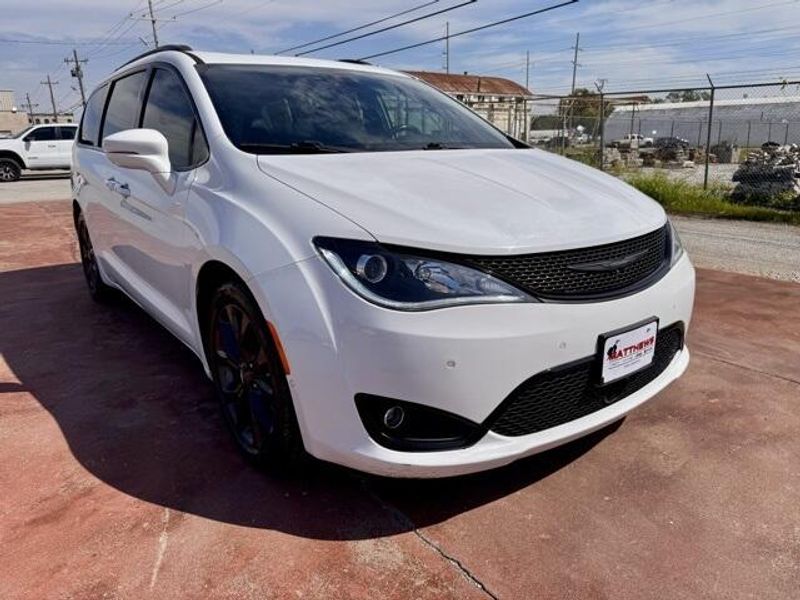 2019 Chrysler Pacifica Limited photo 3