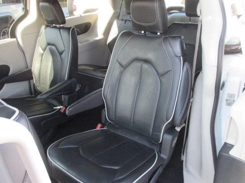 Used 2023 Chrysler Pacifica LimitedImage 23
