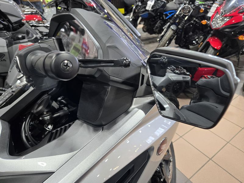 New 2025 Honda GOLD WING TOUR LIGHT SILVER METALLIC Image 18