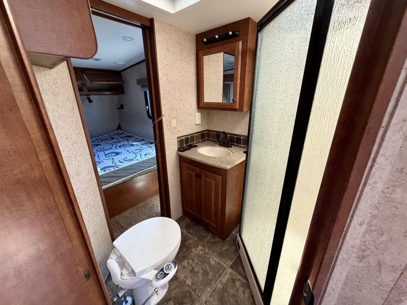 Used 2012 HEARTLAND BIGHORN 3185RL Image 8