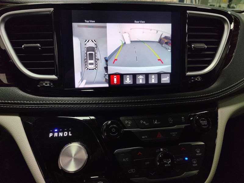 2024 Chrysler Pacifica Limited AWD w/Safety SphereImage 9