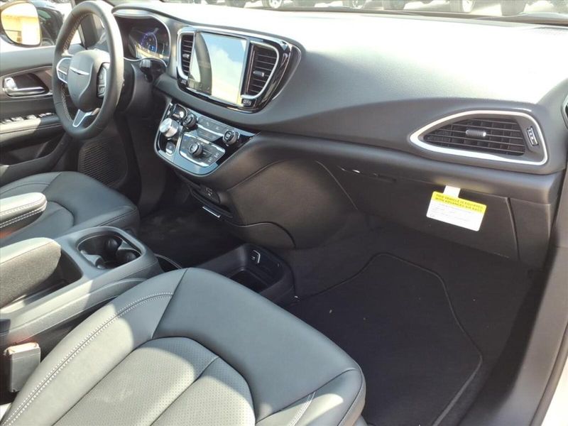 2026 Chrysler Voyager LX photo 4