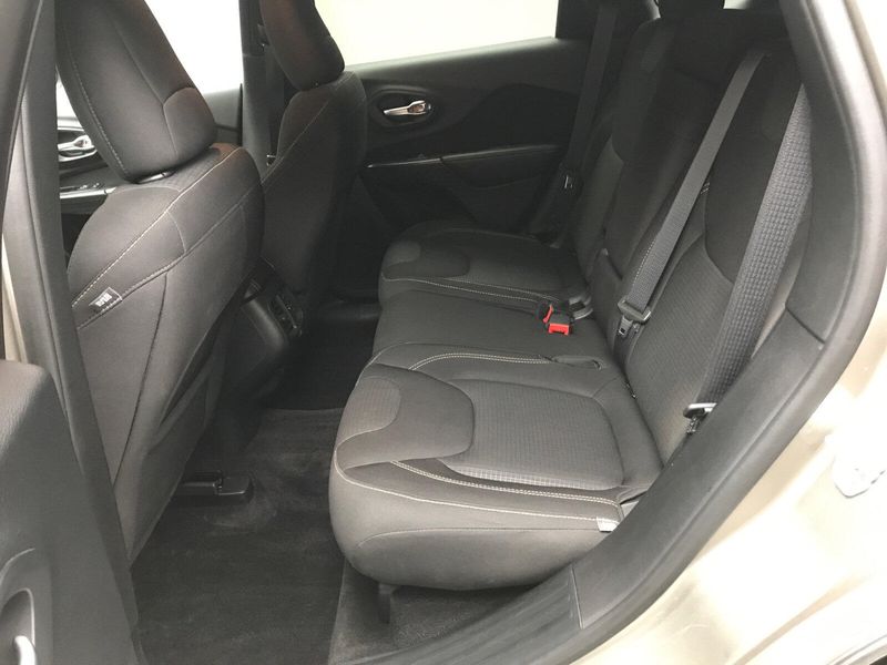 Used 2016 Jeep Cherokee LatitudeImage 9