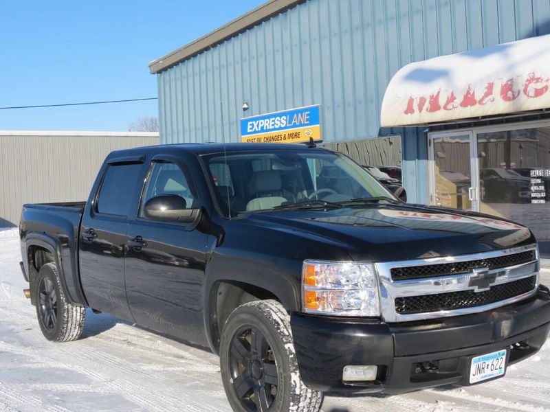 2007 Chevrolet Silverado 1500 LTZ 4dr Crew Cab 4WD 5.8 ft. SBImage 2