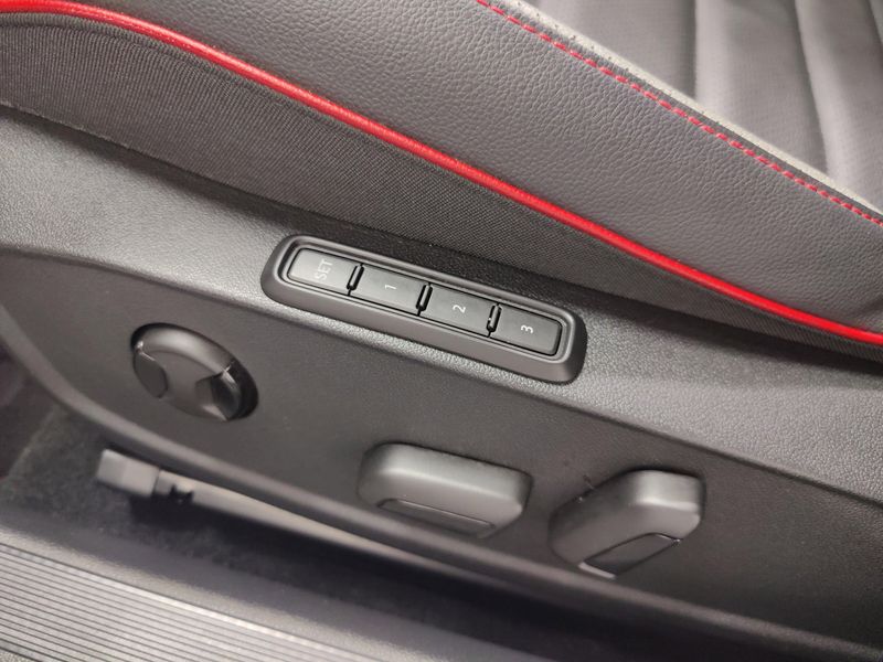 2022 Volkswagen Golf GTI SE w/Sunroof/Leather PkgImage 13