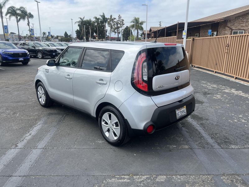 2016 Kia Soul BaseImage 2