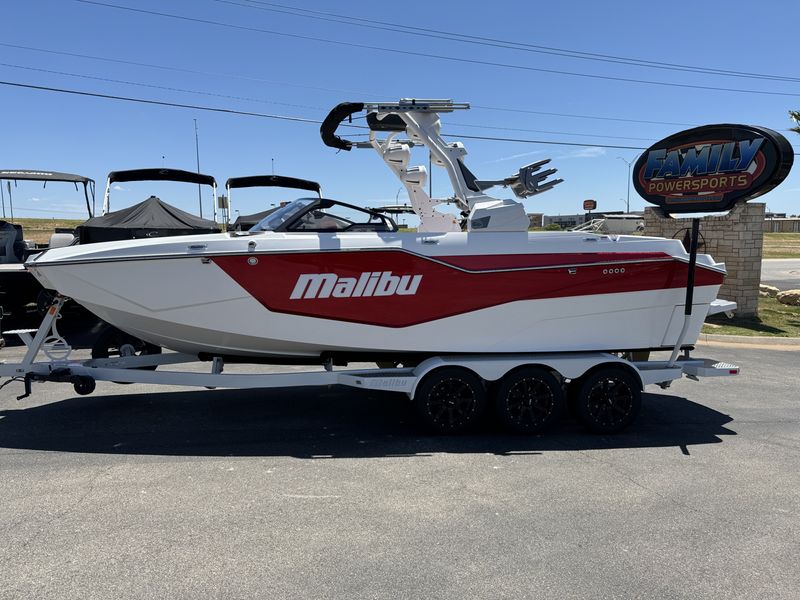 2025 MALIBU WAKESETTER M42 WHITE Image 3