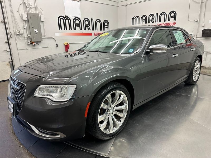 2016 Chrysler 300C BaseImage 12