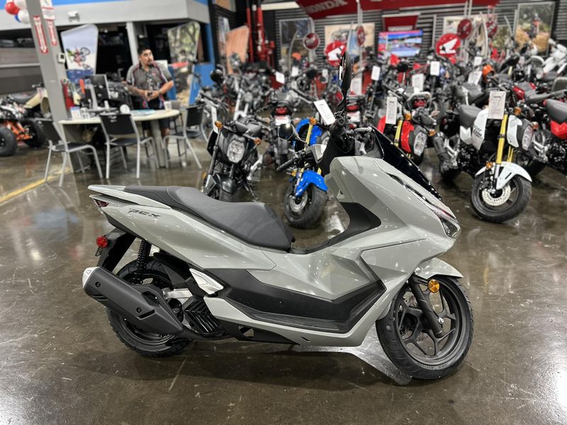 2025 Honda PCX Image 4