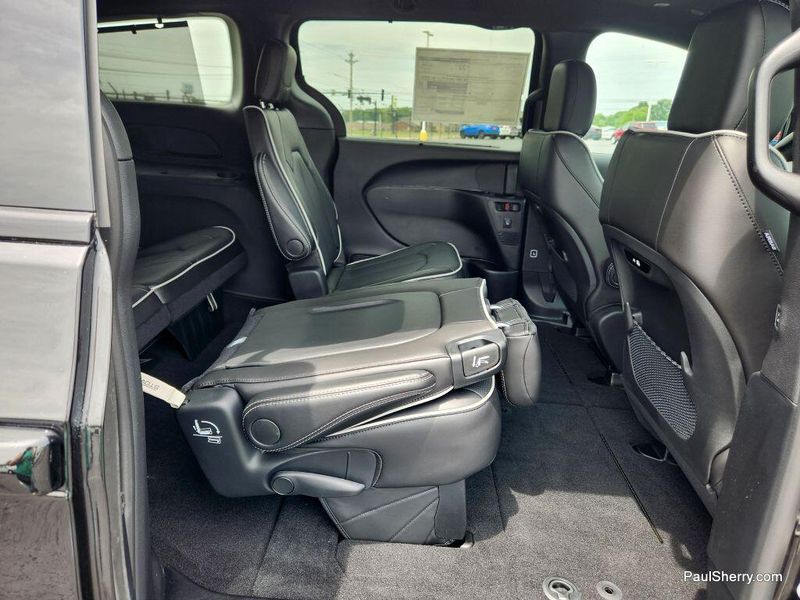 2025 Chrysler Pacifica LimitedImage 48